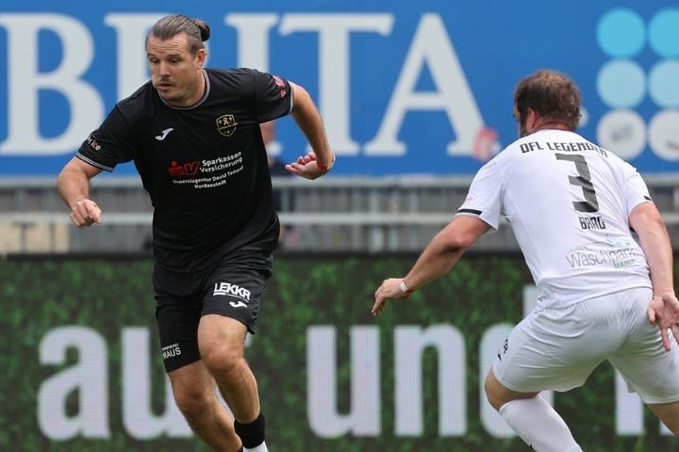 Fußball-Gott Alex Meier (l.) und Ex-SVWW-Profi Thorsten Barg waren beim Benefizturnier dabei. Fußball-Gott Alex Meier (l.) und Ex-SVWW-Profi Thorsten Barg waren beim Benefizturnier dabei.