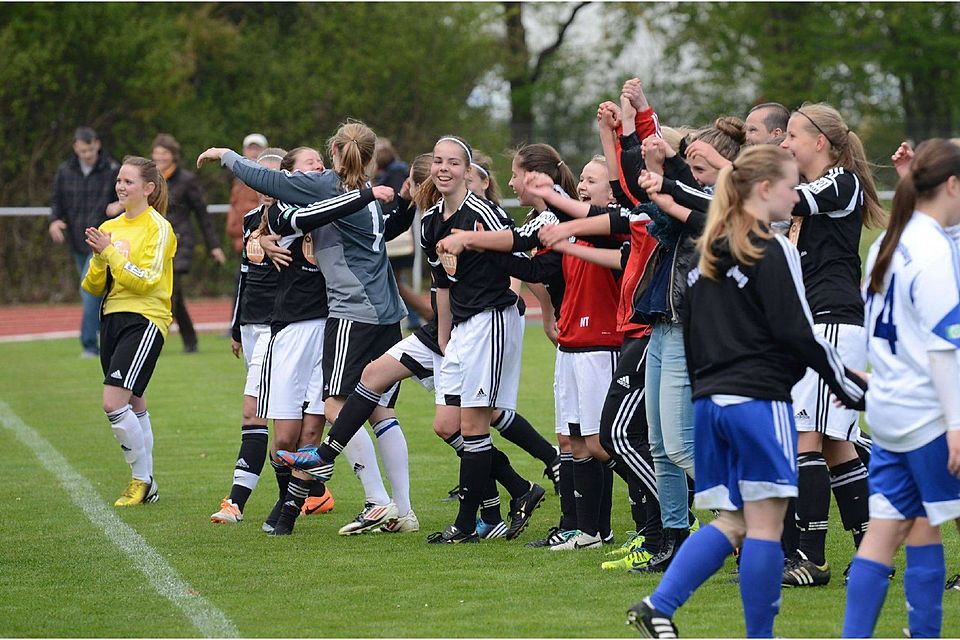 Es ist vollbracht: Die B-Juniorinnen des TSV Tettnang feiern ihren ersten Saisonsieg. (Foto: Fabian Repetz)