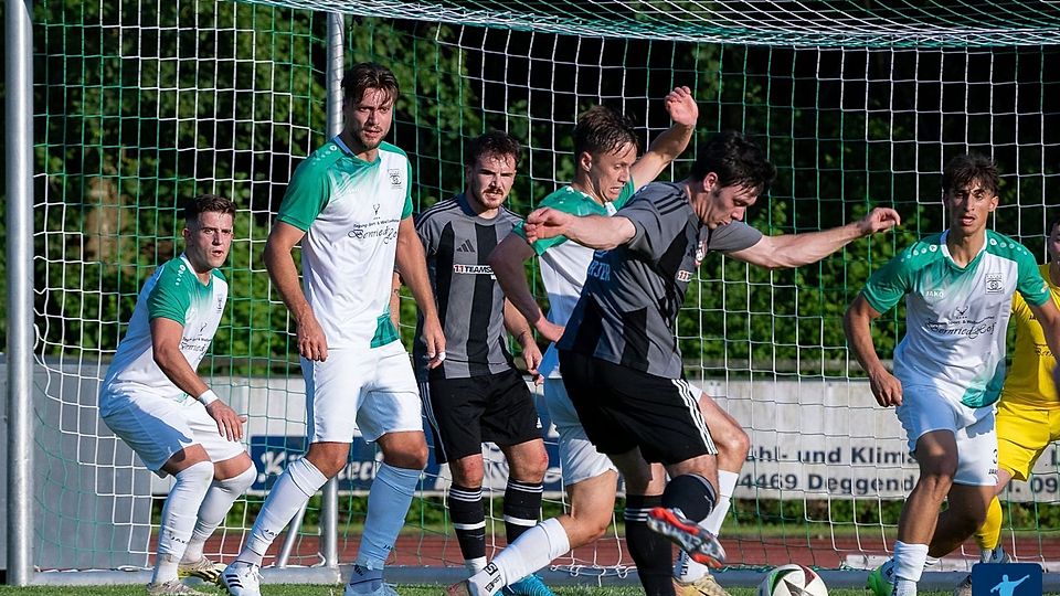 Der Ball soll zwischen dem FC Künzing (dunkle Spielkleidung) und der SpVgg GW Deggendorf am Samstag-Nachmittag rollen 