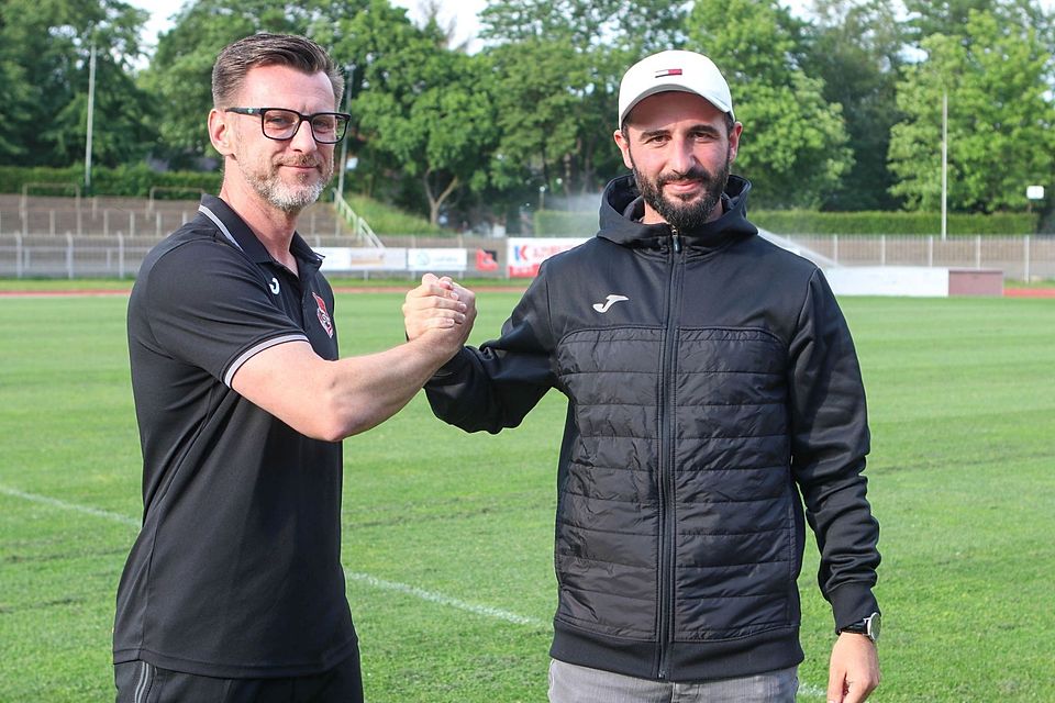 Willkommen in Herford: Der Co- und Athletiktrainer Martin Brzoska-Pflug (l.) begrüßt den neuen Trainer Grigorius Zagoglou im Herforder Stadion.