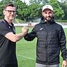Willkommen in Herford: Der Co- und Athletiktrainer Martin Brzoska-Pflug (l.) begrüßt den neuen Trainer Grigorius Zagoglou im Herforder Stadion.