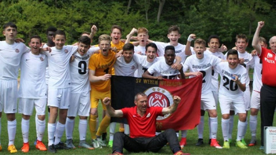 Sie jubeln über den geplanten und bewerkstelligten Aufstieg in die Regionalliga: die U15-Junioren des SV Wehen Wiesbaden.	Foto: SVWW