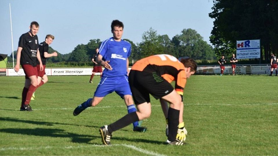 Eintracht Neuenkirchen IV (blau) wird weiterhin mitmischen. F: Reinhard Rehkamp