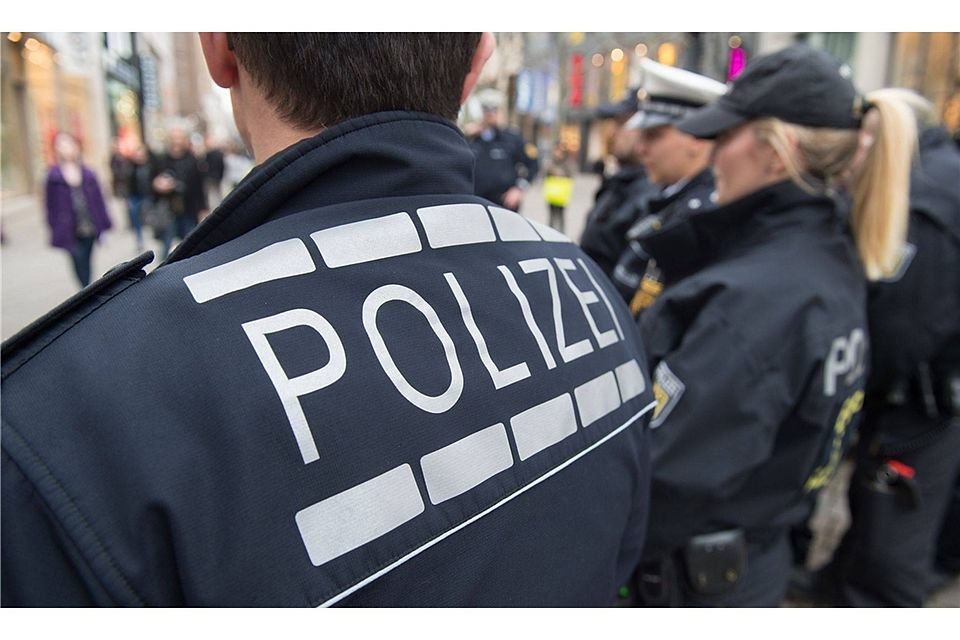 Polizisten mussten die rivalisierten Fangruppen in Bayreuth trennen. Symbolfoto: dpa