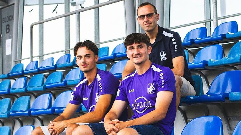 Thomas Paschek (oben), Sportdirektor beim TSV Schwaben Augsburg, mit den beiden Neuzugängen aus der U21 des SSV Jahn Regensburg Johannes Rehwald (unten links) und Jakob Krauss. 