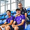 Thomas Paschek (oben), Sportdirektor beim TSV Schwaben Augsburg, mit den beiden Neuzugängen aus der U21 des SSV Jahn Regensburg Johannes Rehwald (unten links) und Jakob Krauss. 