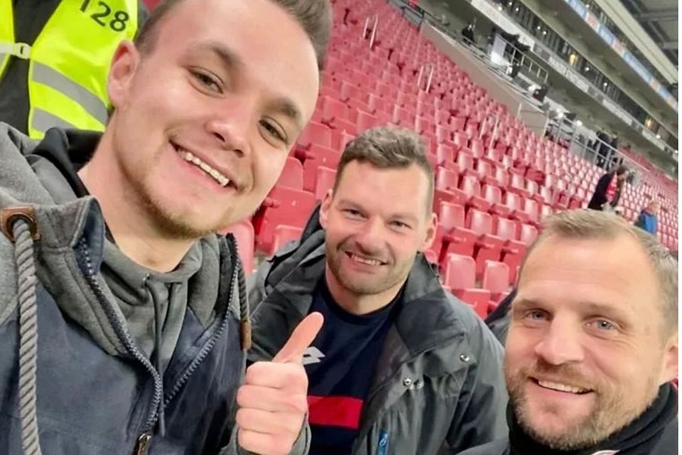 Besuch beim Lieblingsclub: Immer mal wieder schaut Daniel Lenzen (Mitte) bei Mainz 05 vorbei. Rechts: Bo Svensson, Trainer des Bundesligisten, links: Winterspelts Torwart Raphael Dengs.