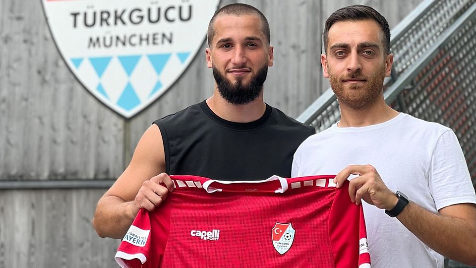 Aus der Oberpfalz in die Landeshauptstadt: Türkgücü-Sportdirektor Enver Maltas (r.) präsentiert Emir Terakaj als Neuzugang für die 4. Liga.