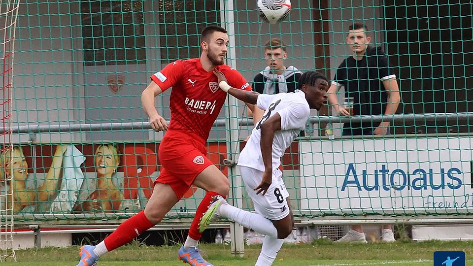 Überzeugte als Probespieler in den Testspielen: Nerman Mackic (li.) hat sich einen Vertrag in Buchbach erspielt.