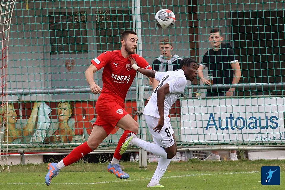 Überzeugte als Probespieler in den Testspielen: Nerman Mackic (li.) hat sich einen Vertrag in Buchbach erspielt.