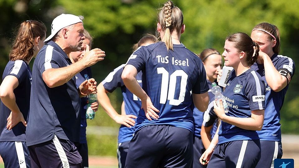 Trotz einiger Ausfälle setzte sich das von Stefan Zimmer (links) trainierte Team des TuS Issel gegen Bad Neuenahr durch.