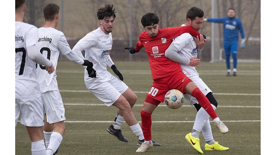 Vier Garchinger gegen einen Forstinninger, aber Emir Yildirim behauptete den Ball.