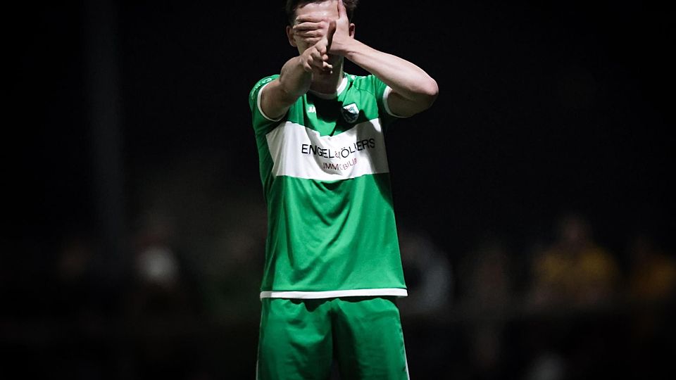 Volltreffer: Mit seinem Traumtor entscheidet Bastian Adelwart das Landesliga-Derby und jubelt anschließend wie Vinicius Junior.