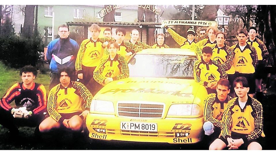 Sogar das Sponsorenauto ist schwarz-gelb: Die jungen Wilden Alemannia Mariadorfs erreichten 1994 den 4.Platz der Bezirksliga mit ihrer A-Jugend und Trainer Frank Lauterbach (links).