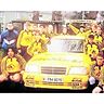 Sogar das Sponsorenauto ist schwarz-gelb: Die jungen Wilden Alemannia Mariadorfs erreichten 1994 den 4.Platz der Bezirksliga mit ihrer A-Jugend und Trainer Frank Lauterbach (links).