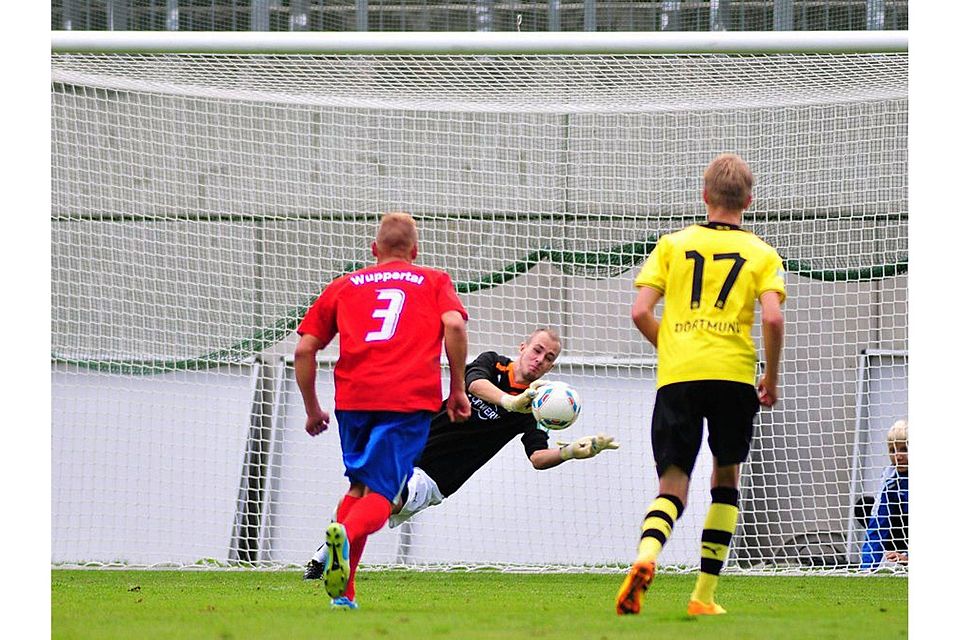 Normalerweise steht Pascal Plohmann in der Bundesliga-A-Jugend des WSV im Tor - hier beim 3:2-Sieg gegen den BVB. Foto: Jochen Classen