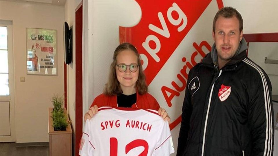 Julia Lankes mit Trainer Stefan Wilts bei der Spieler-Vorstellung und Trikot-Übergabe. 