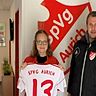 Julia Lankes mit Trainer Stefan Wilts bei der Spieler-Vorstellung und Trikot-Übergabe. 