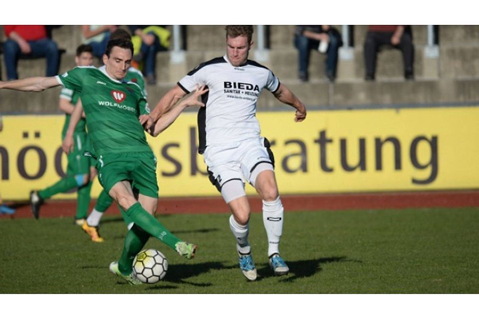 Im Viertelfinale des Toto-Pokals hatte der FC Amberg (in Weiß) den 1. FC Schweinfurt zu Gast.  Foto: Brückmann
