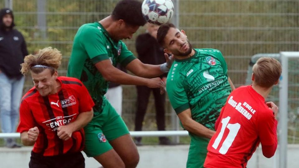 Nicht die einzige Abstimmungsschwierigkeit in der Defensive von Dersim Rüsselsheim im Spiel gegen Groß-Bieberau: Abwehrspieler Miguel Cruz Dos Santos (Mitte, links) und Christian Haddo steigen beide zum Kopfball hoch.	Foto: André Dziemballa