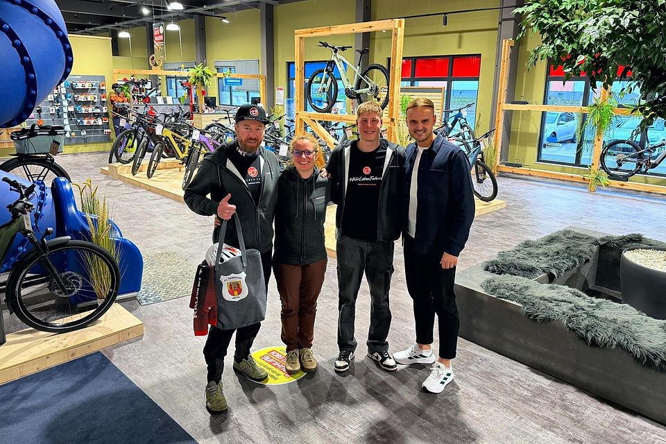 Geschäftsführer René Hartmann und Filialleiterin Anne Hanz begrüßen gemeinsam mit Weidas Vereinspräsidenten Nick Schubert den neuen Mitarbeiter Robin Paulick im CubeStore Gera
