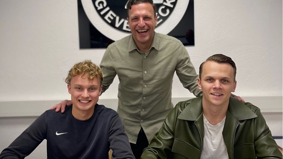 Gievenbecks baldiger Sportlicher Leiter Jens Truckenbrod (m.) leistet noch vor Amtsbeginn ganze Arbeit: Der Oberligist verlängert mit Stammangreifern Alexander Wiethölter (l.) und Louis Martin.