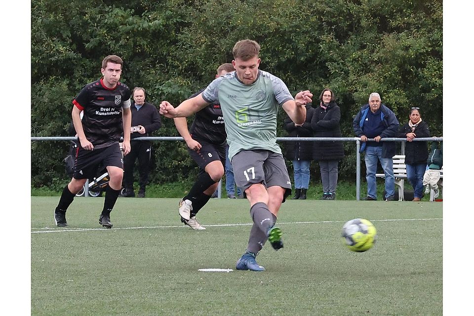 Szene aus dem Hinspiel zwischen Schwanenberg und Kückhoven: Vom Elfmeterpunkt erzielt Tim Hintzen das 2:0 für die Gastgeber.