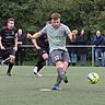 Szene aus dem Hinspiel zwischen Schwanenberg und Kückhoven: Vom Elfmeterpunkt erzielt Tim Hintzen das 2:0 für die Gastgeber.