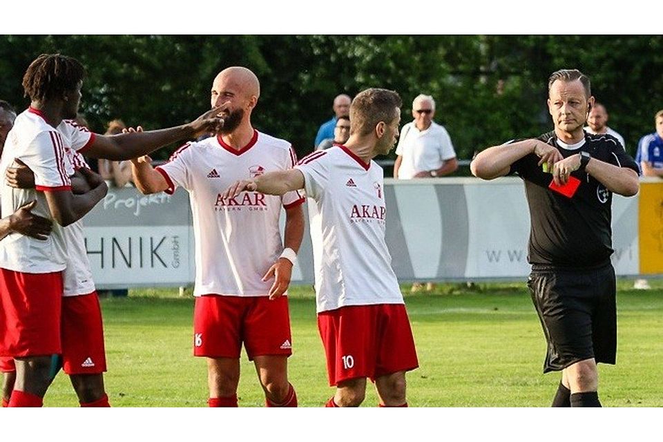 Vendim Sinani (2. von li.) schied mit dem FC Anadolu Bayern in der Relegation aus. Foto: Riedel.
