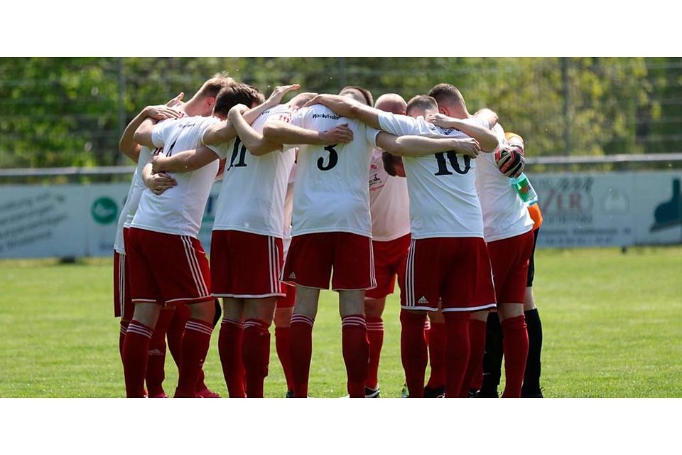Abgestiegen - was soll's: Auf dem Platz stehen die "Wackeren" der SpVgg Frohnhausen weiter fest zusammen. Foto: Jens Schmidt 