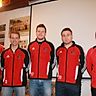Drei namhafte Neuzugänge für den SV Salching zur neuen Saison: Hannes Lohmann (Mitte), Manuel Wurm (2.v.l.) und Maximilian Wieder (2.v.r.) mit den Abteilungsleitern Günter Urban (r.) und Florian Schmölz. F: Meier
