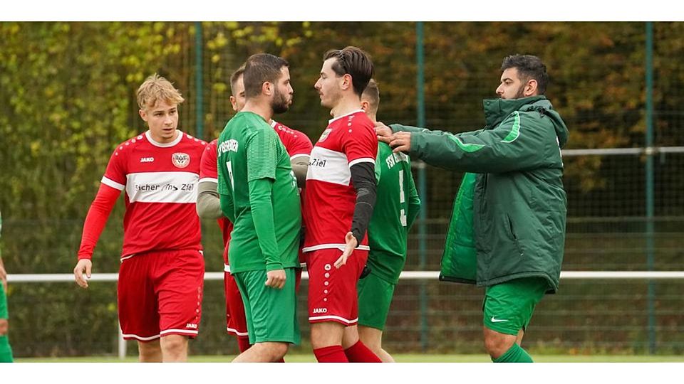 Geraten aneinander: David Felipe Botelho (l.) vom FSV Berghausen und Daniel Traut von Spartak Wetzlar. Geraten aneinander: David Felipe Botelho (l.) vom FSV Berghausen und Daniel Traut von Spartak Wetzlar. © Isabel Althof