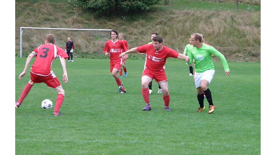 Chance zur Revanche: Im Pokalduell musste sich der FC Bärenbach (rote Trikots) noch Der VfL Weierbach gewann das Pokalduell beim FC Bärenbach (rote Trikots) dem VfL Weierbach noch mit 0:3 beugen. Archivfoto: Mittnacht