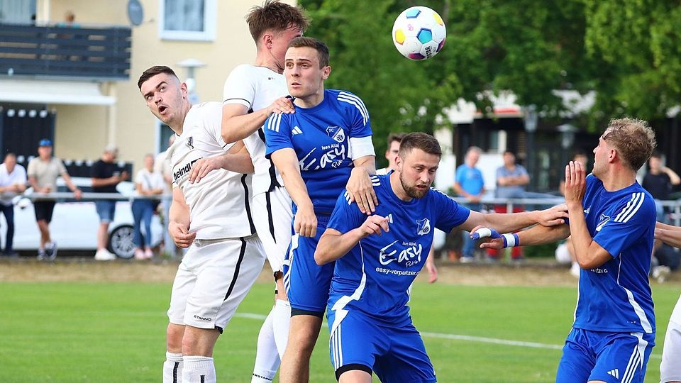 Anders als zuletzt in der Relegation, behielt diesmal der FC Pielenhofen-Adlersberg (weißes Trikot) die Oberhand über Oberhinkofen.