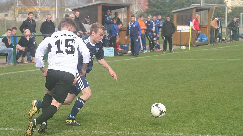Lukas Führer brachte den FSV Rühn gegen Wahrstorf früh in Führung. Foto: Malz