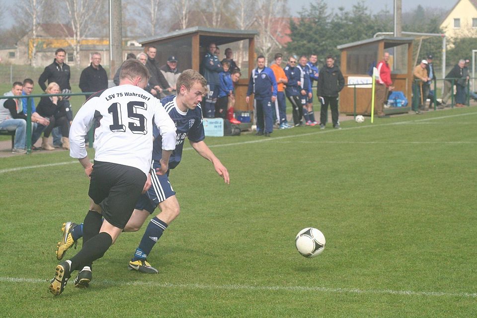 Lukas Führer brachte den FSV Rühn gegen Wahrstorf früh in Führung. Foto: Malz