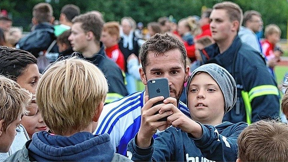 Den Profis ganz nah: Ein jugendlicher Fan beim „Selfie“ mit Holsteins Dominik Schmidt beim Gastspiel in Gettorf. Foto: peters