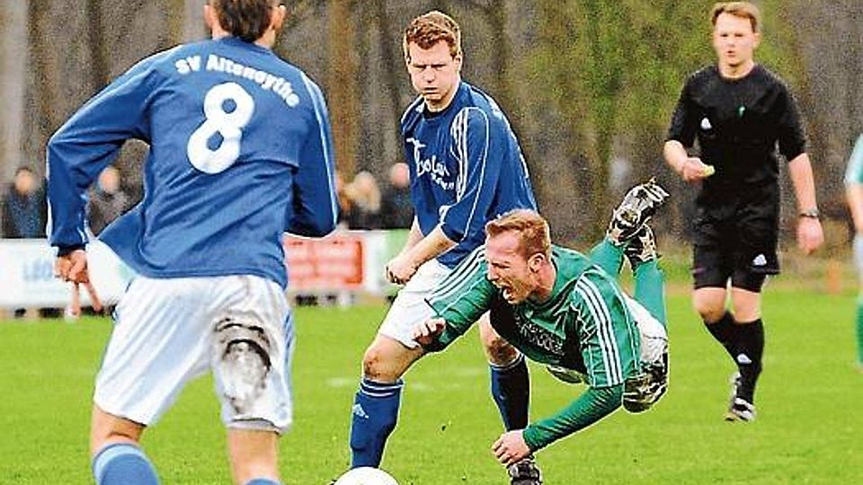Die Fußballer des SV Altenoythe (in Blau, hier: Patryk Cuper und Marc Brünemeyer) brachten Tabellenführer Hansa  zu Fall. Sie gewannen das Stadtduell 2:1. BjÃ¶rn LichtfuÃŸ