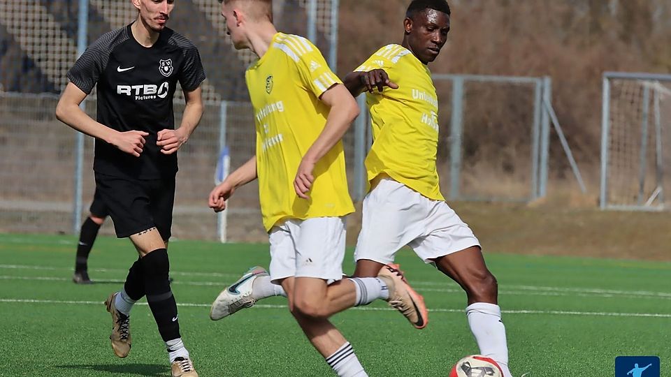 Nurudeen Adeboyejo (am Ball) wird Co-Spielertrainer beim TV Bad Birnbach