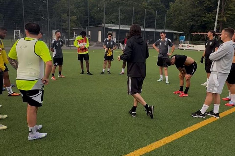 Die Spieler lauschen gespannt den Anweisungen des Profi-Trainers (mitte).