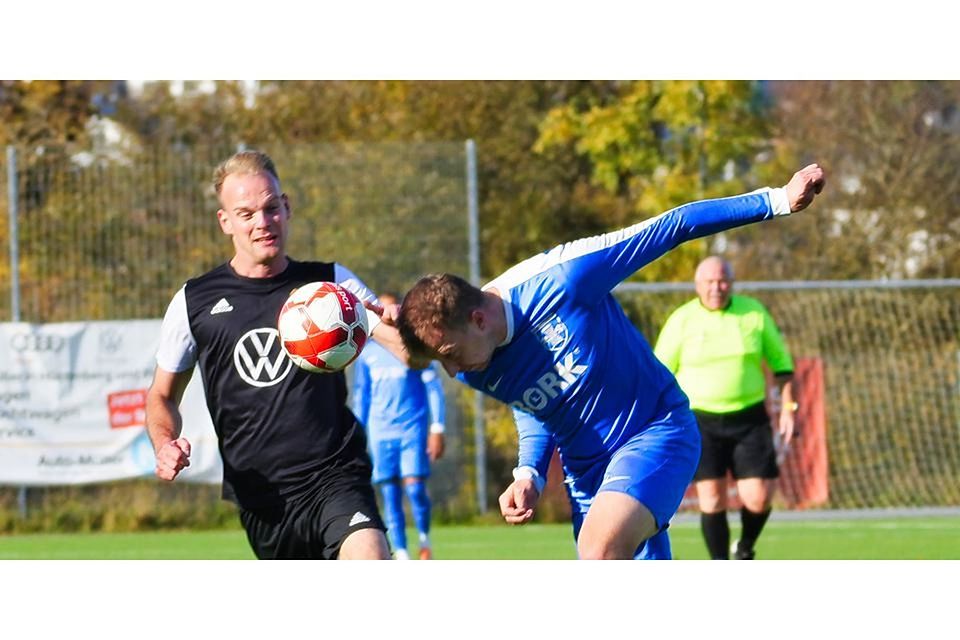 Wer setzt sich durch? Andre Halberg (r.) vom FC Cleeberg II versucht es gegen Jan Grau von der TSG Dorlar auf jeden Fall mit Köpfchen. Wer setzt sich durch? Andre Halberg (r.) vom FC Cleeberg II versucht es gegen Jan Grau von der TSG Dorlar auf jeden Fall mit Köpfchen. © Peter Bayer