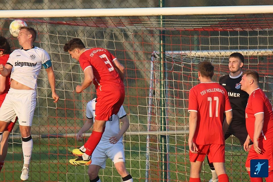 Beim 1:0 für Schwabmünchen durch Tim Uhde (links) waren die Hollenbacher mit Elias Ruisinger (Zweiter von links) und Torwart Florian Hartmann machtlos.