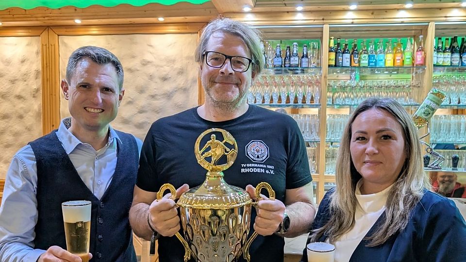 Im Rahmen der Auslosung zu den 20. Westheimer Hallenmasters bedankte sich Stefan Bangert (Bildmitte), Vorsitzender des TV Germania Rhoden, besonders bei Moritz von Twickel (li.), Geschäftsführer der Brauerei Westheim und Katharina Böhmer, Gebietsleiterin der Schmidt-Gruppe, für die jahrelange Unterstützung.