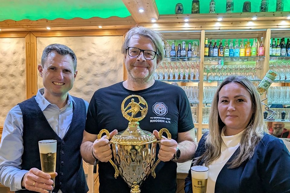 Im Rahmen der Auslosung zu den 20. Westheimer Hallenmasters bedankte sich Stefan Bangert (Bildmitte), Vorsitzender des TV Germania Rhoden, besonders bei Moritz von Twickel (li.), Geschäftsführer der Brauerei Westheim und Katharina Böhmer, Gebietsleiterin der Schmidt-Gruppe, für die jahrelange Unterstützung. Im Rahmen der Auslosung zu den 20. Westheimer Hallenmasters bedankte sich Stefan Bangert (Bildmitte), Vorsitzender des TV Germania Rhoden, besonders bei Moritz von Twickel (li.), Geschäftsführer der Brauerei Westheim und Katharina Böhmer, Gebietsleiterin der Schmidt-Gruppe, für die jahrelange Unterstützung.