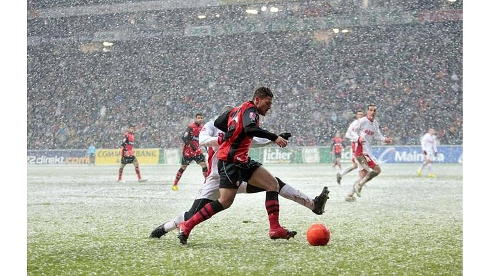Ende Januar 2010 absolvierte Marcos Alvarez im Frankfurter Schneetreiben sein bisher einziges Bundesligaspiel: 1:2 gegen den 1. FC Köln. ?  Archivfoto: dpa