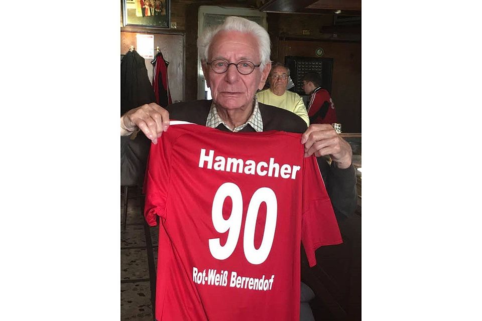 Stolz auf ein  besonderes Trikots als  Geschenk zum 90. Geburtstag ist Hein Hamacher. Foto: privat