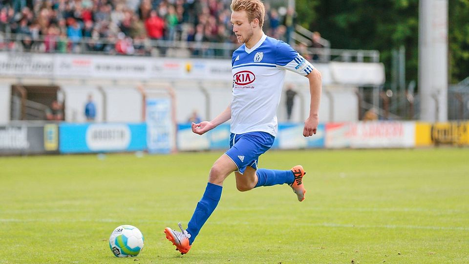 Wechselt nach Haselünne: Rene Hillebrand, hier noch für die Meppener U19 gegen Energie Cottbus am Ball. F: Werner Scholz