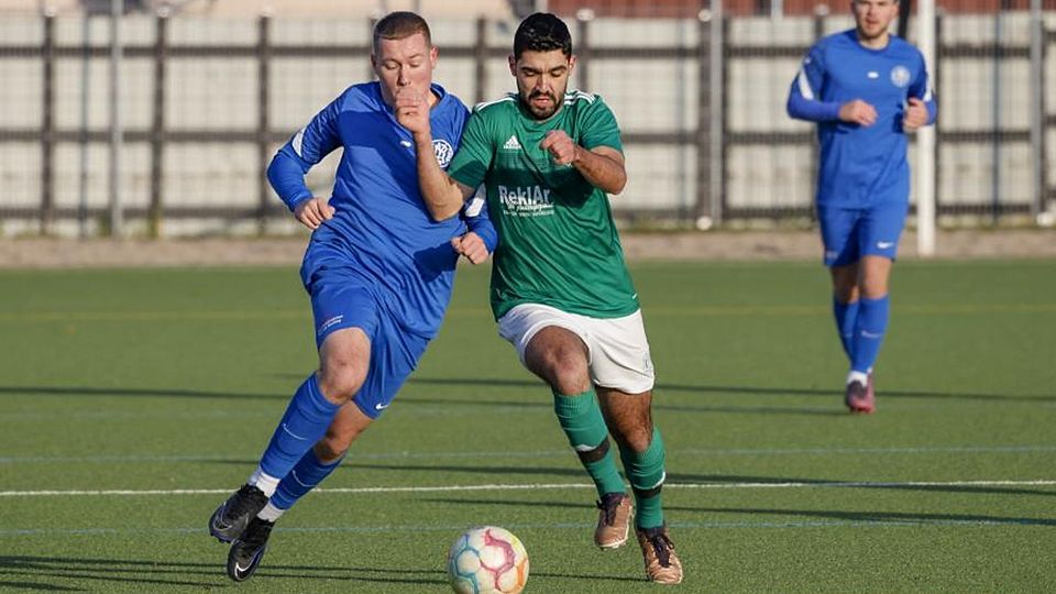 Pascal Sadurski (links) vom SV Horchheim im Duell mit Niersteins Kicker Michael Alexandre Almeida Pereira.	