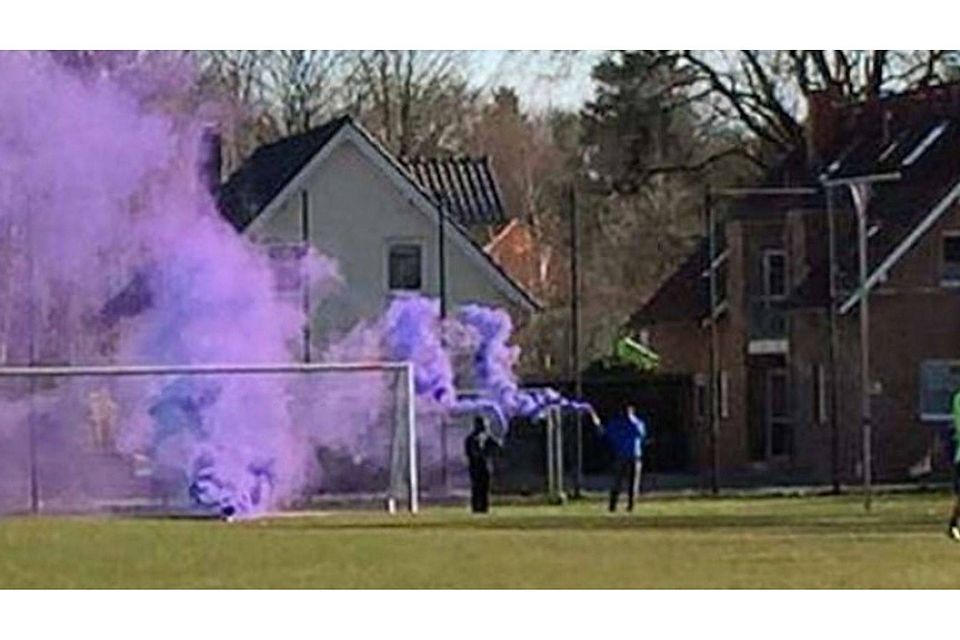 Pyrotechnik im Amateurfußball: kein Einzelfall, hier zu sehen in Voxtrup.Foto: NFV-Stadt