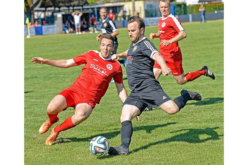 Im Spitzenspiel schenkten sich Plate (in Rot) und Motor Boizenburg nichts - mit dem besseren Ende für Meister Plate. Foto: Albrecht Im Spitzenspiel schenkten sich Plate (in Rot) und Motor Boizenburg nichts - mit dem besseren Ende für Meister Plate. Foto: Albrecht